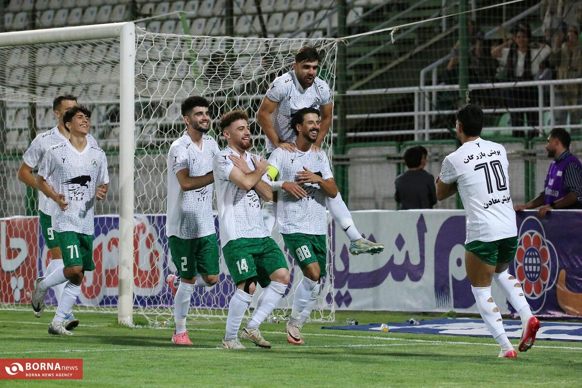 دیدار تیم های فوتبال ذوب آهن و مس رفسنجان