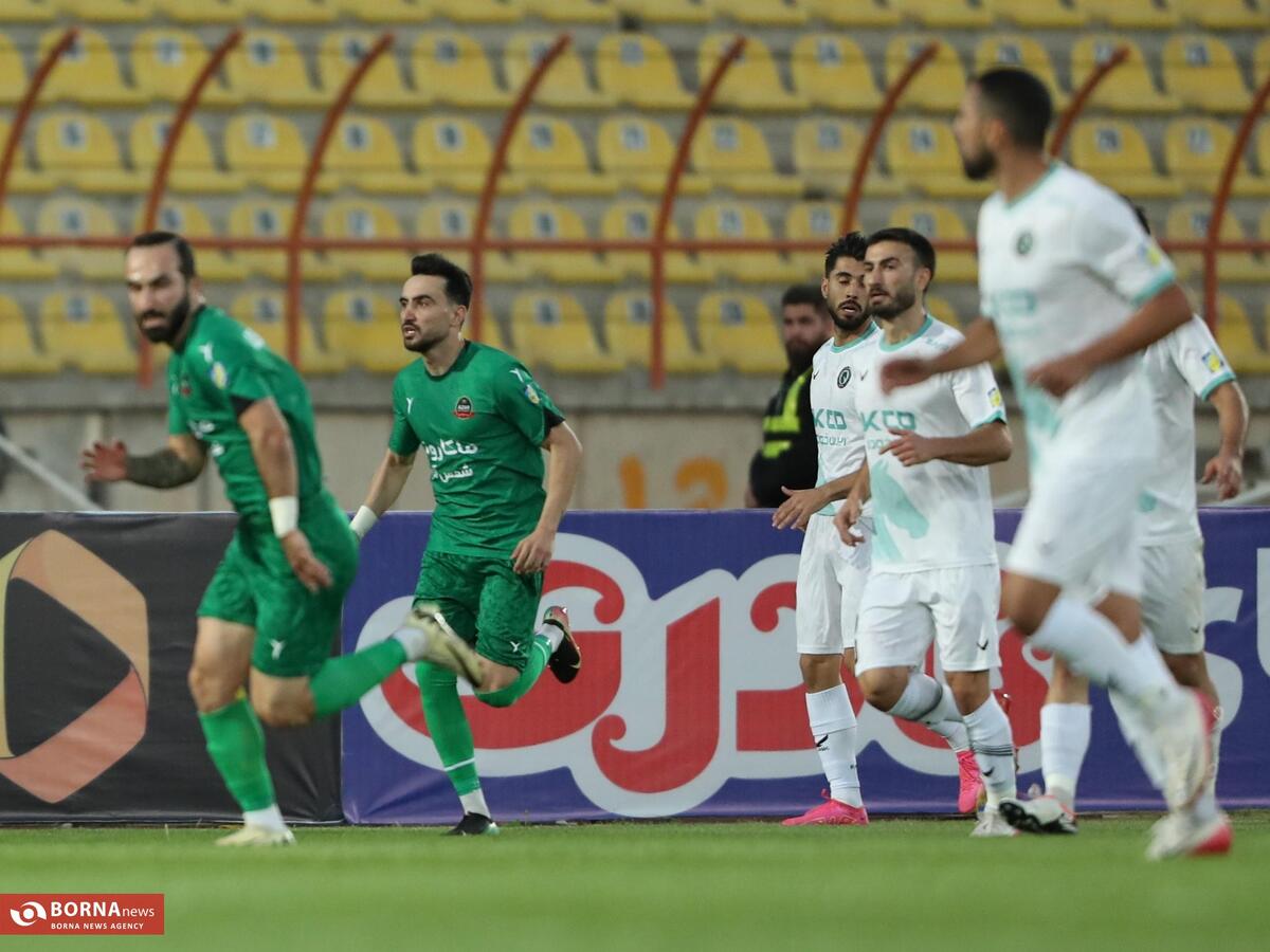 دیدار تیم‌های فوتبال شمس‌آذر - پیکان