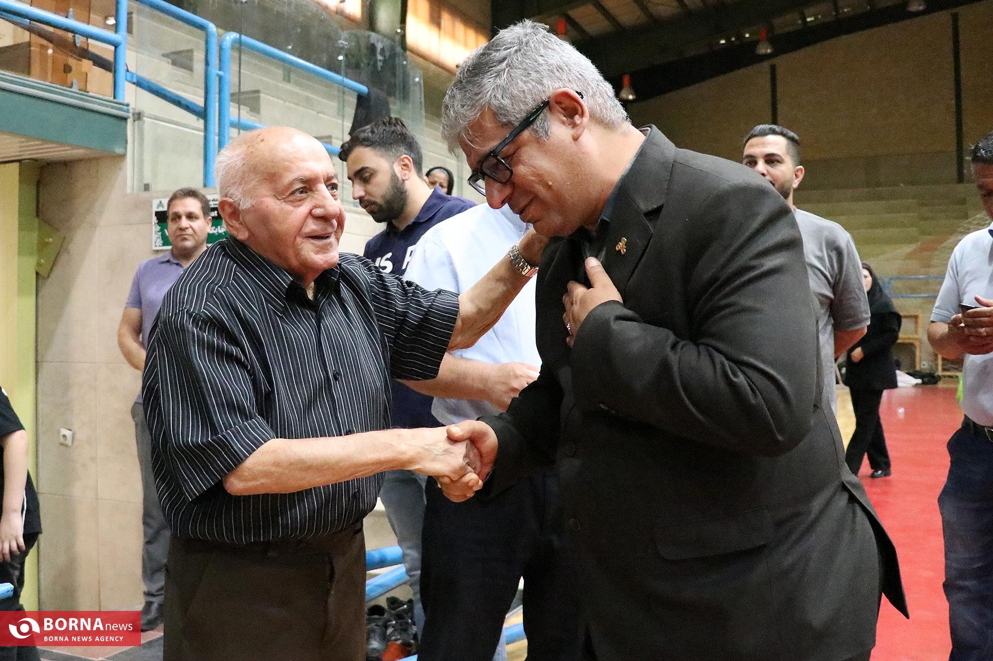 توزیع بسته های تحصیلی و معیشتی توسط خیریه دستان سبز اصفهان