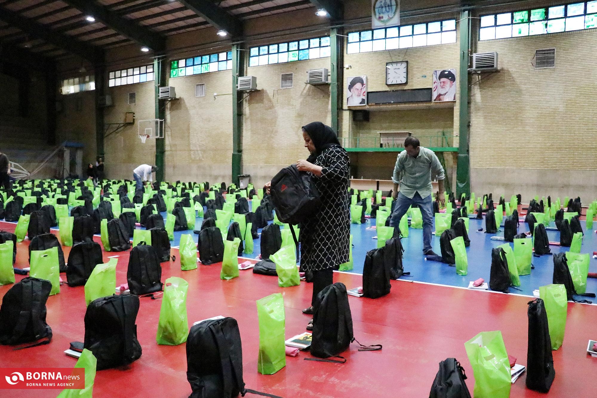 توزیع بسته های تحصیلی و معیشتی توسط خیریه دستان سبز اصفهان