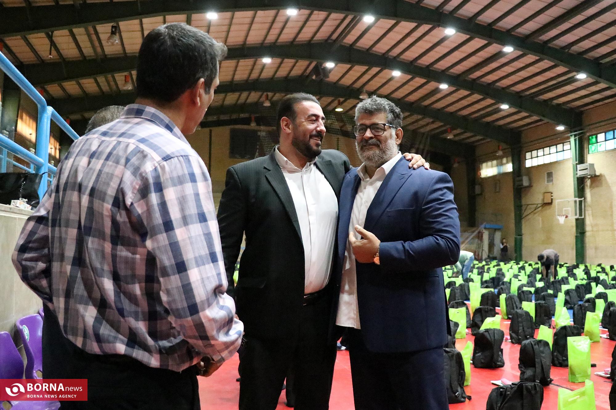 توزیع بسته های تحصیلی و معیشتی توسط خیریه دستان سبز اصفهان