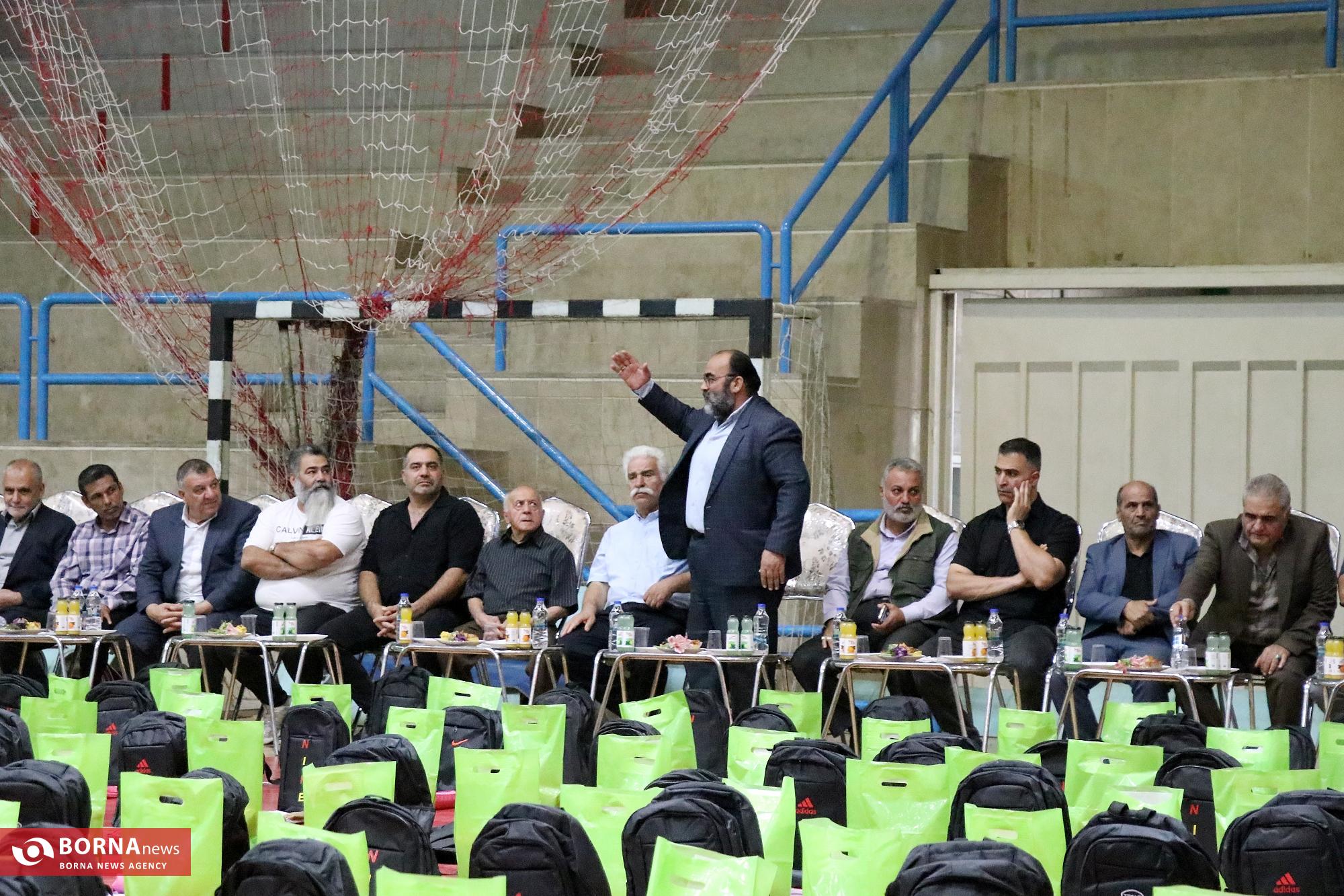 توزیع بسته های تحصیلی و معیشتی توسط خیریه دستان سبز اصفهان