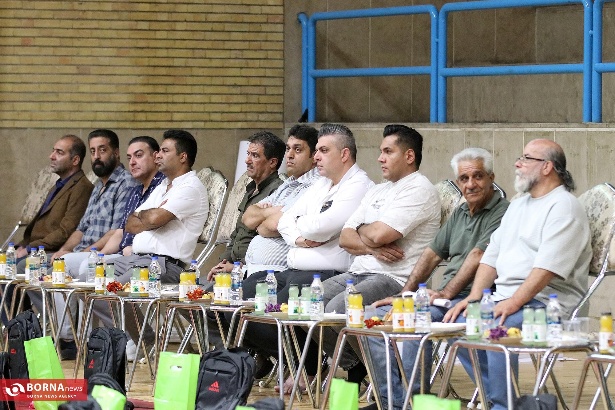 توزیع بسته های تحصیلی و معیشتی توسط خیریه دستان سبز اصفهان