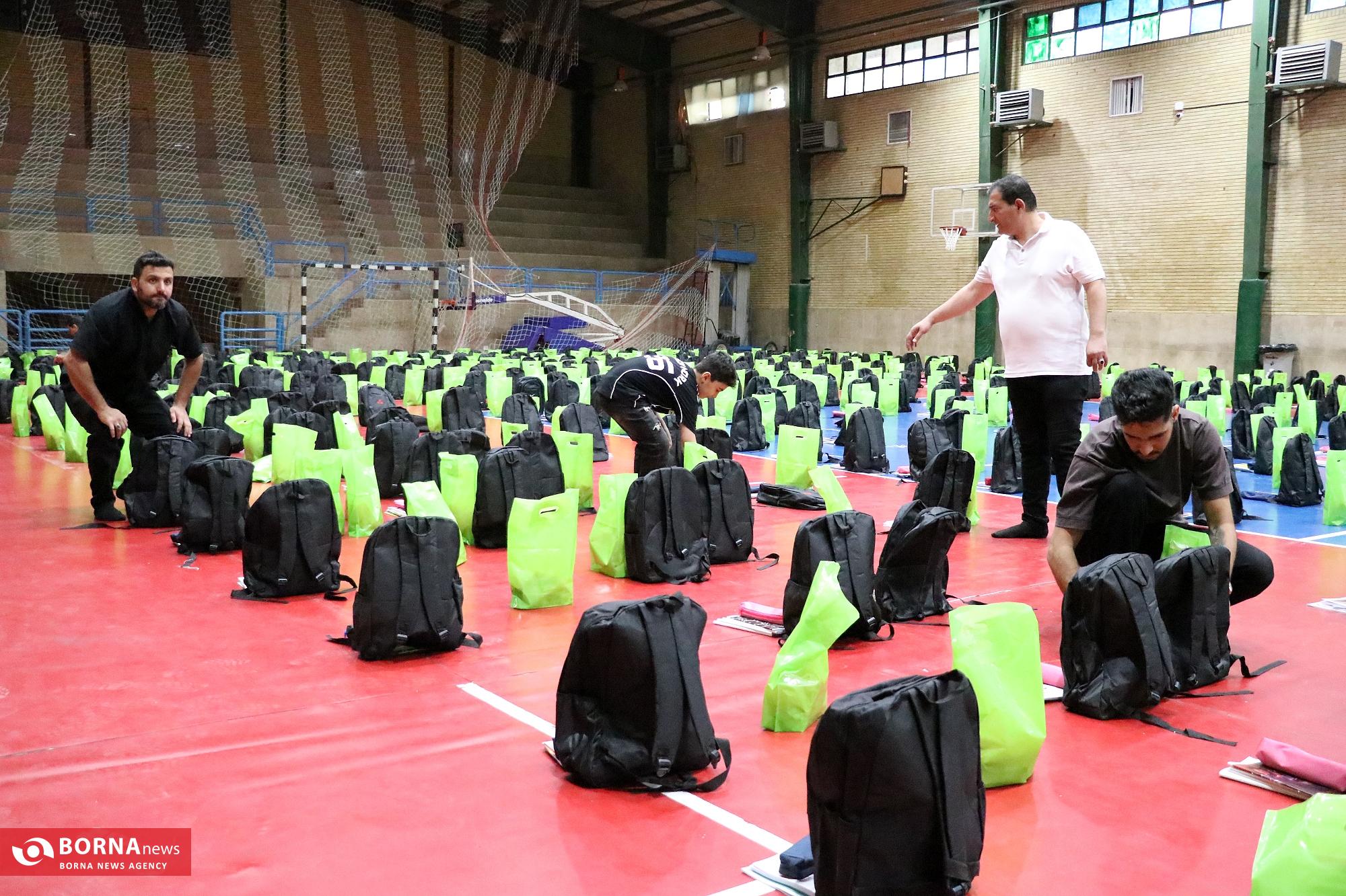 توزیع بسته های تحصیلی و معیشتی توسط خیریه دستان سبز اصفهان