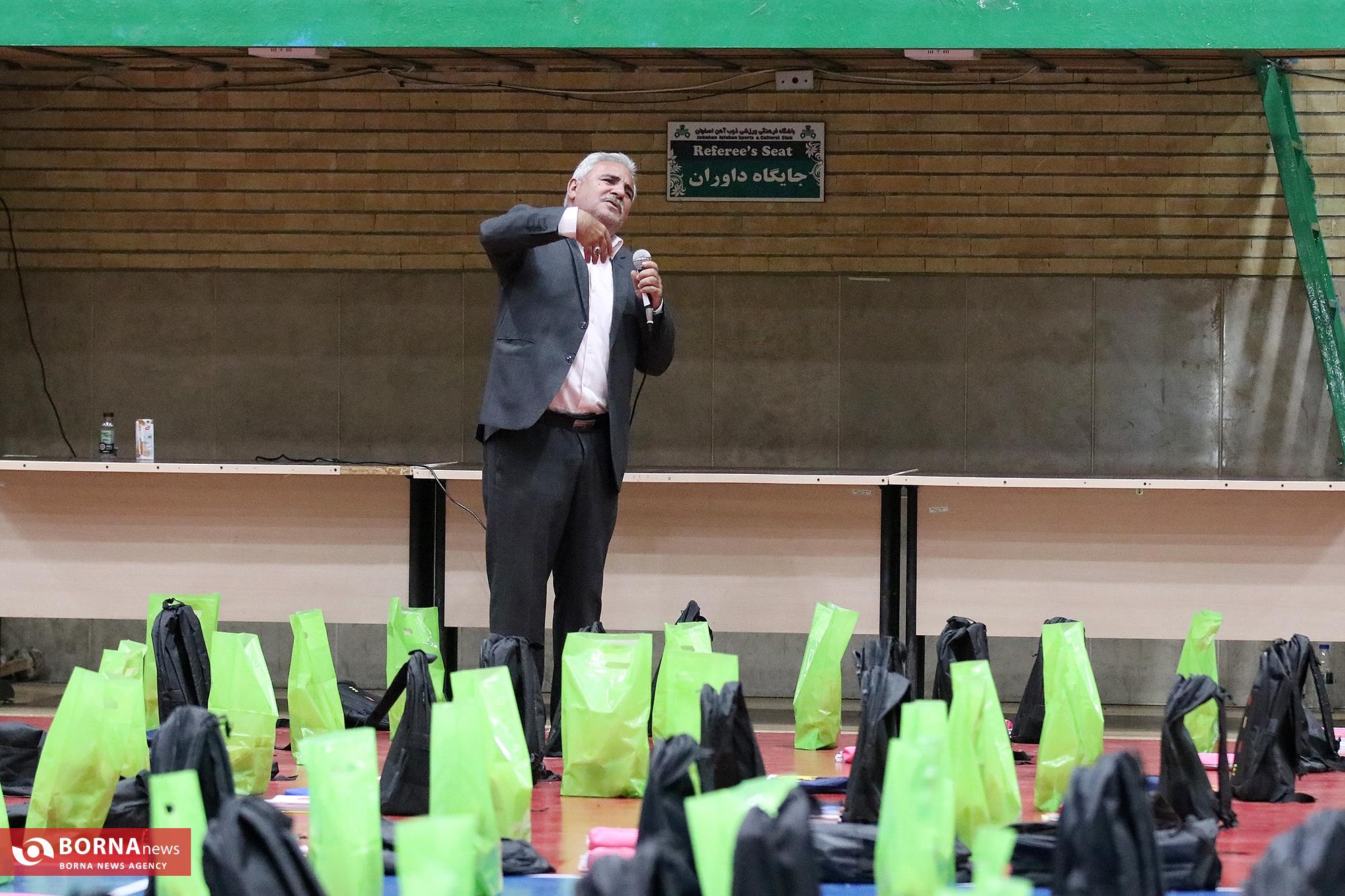 توزیع بسته های تحصیلی و معیشتی توسط خیریه دستان سبز اصفهان