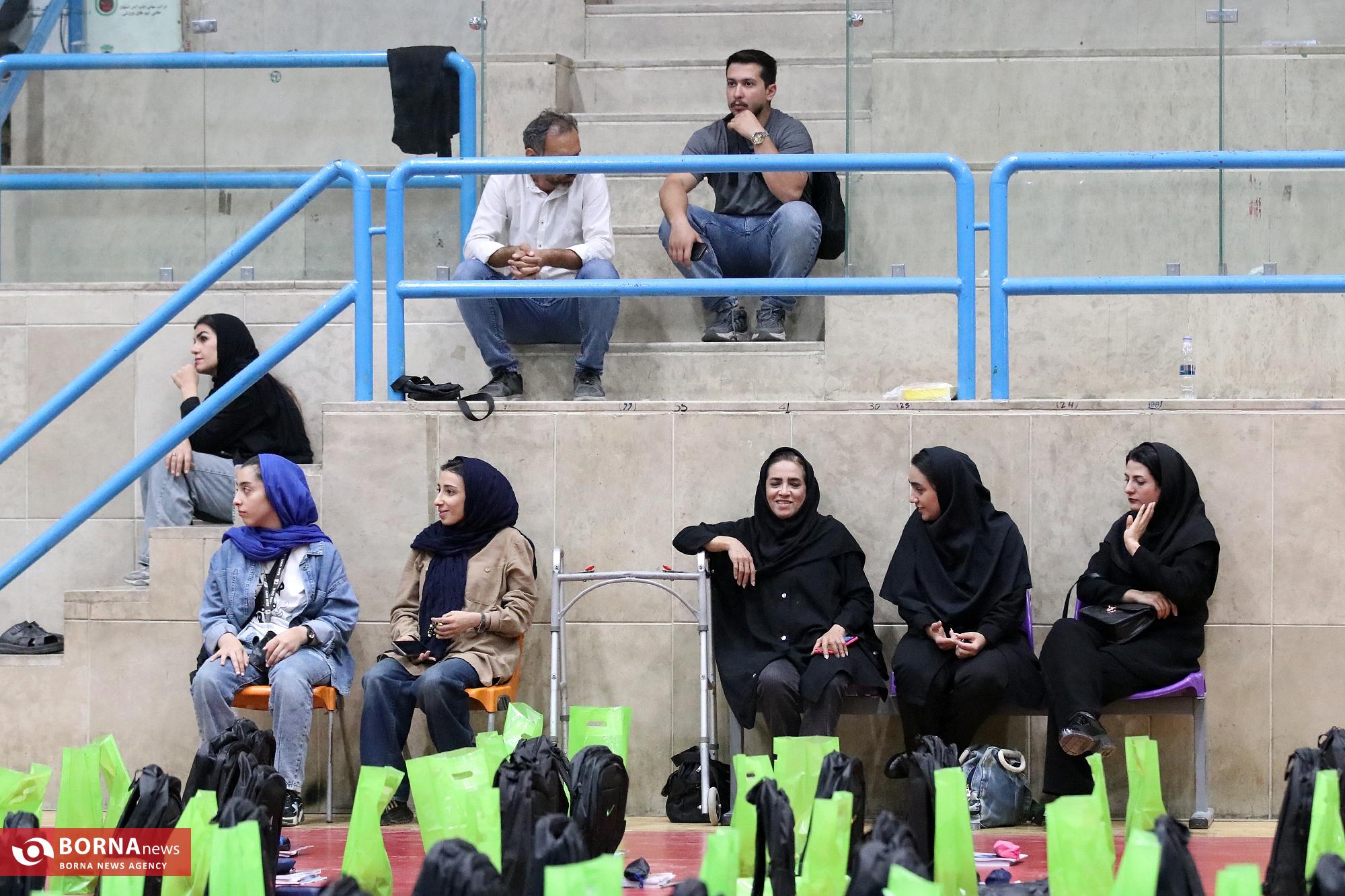 توزیع بسته های تحصیلی و معیشتی توسط خیریه دستان سبز اصفهان