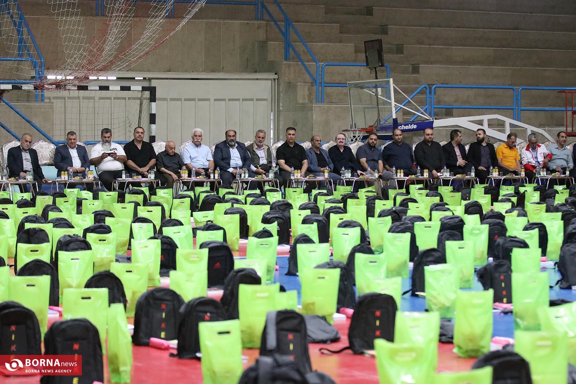 توزیع بسته های تحصیلی و معیشتی توسط خیریه دستان سبز اصفهان