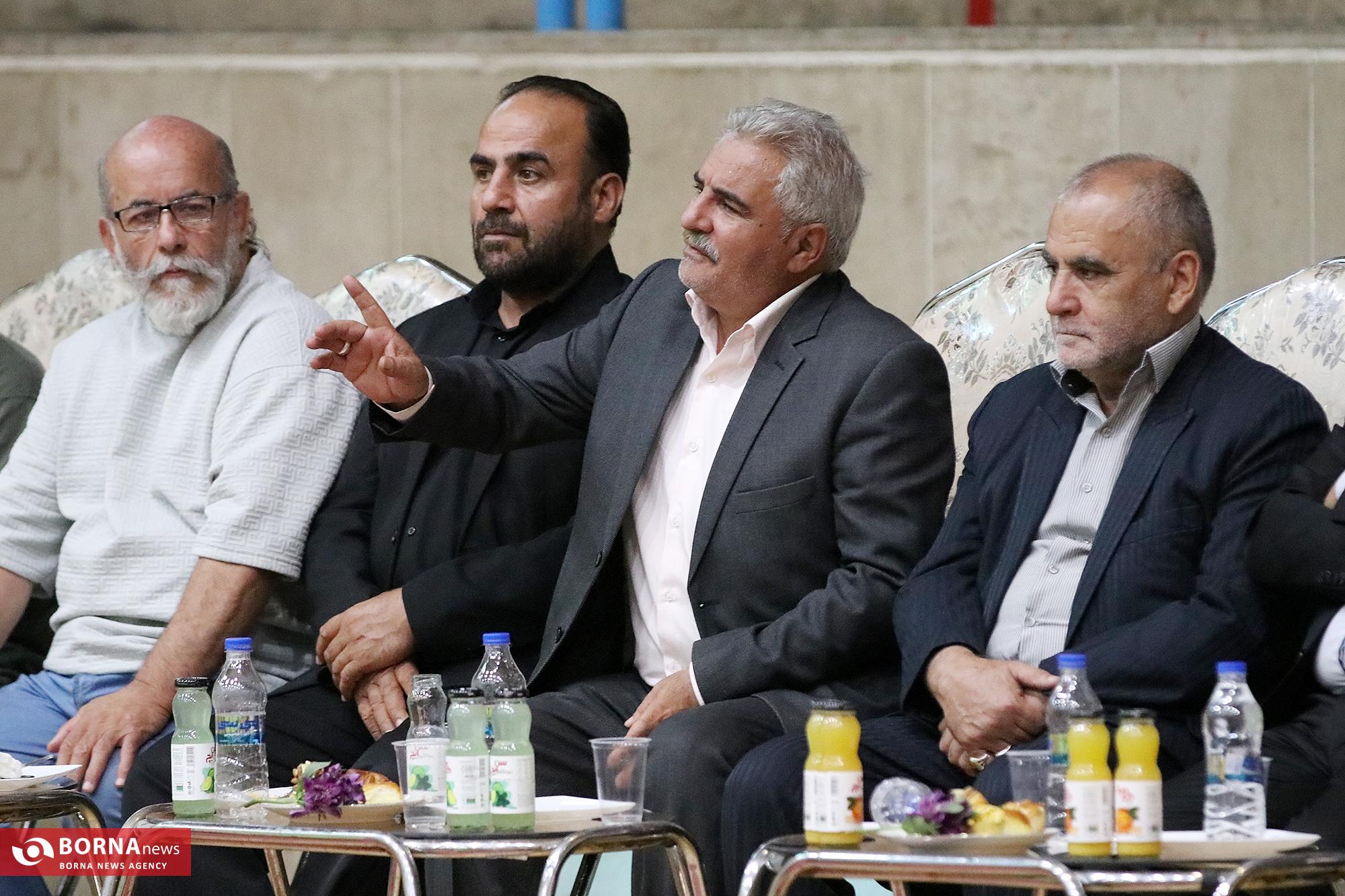 توزیع بسته های تحصیلی و معیشتی توسط خیریه دستان سبز اصفهان