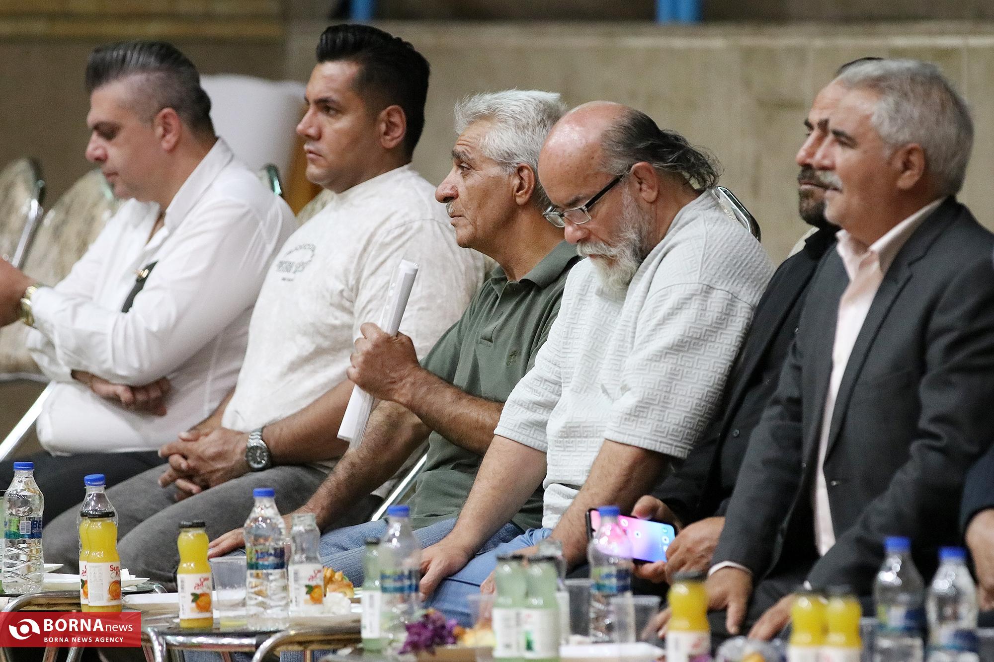 توزیع بسته های تحصیلی و معیشتی توسط خیریه دستان سبز اصفهان