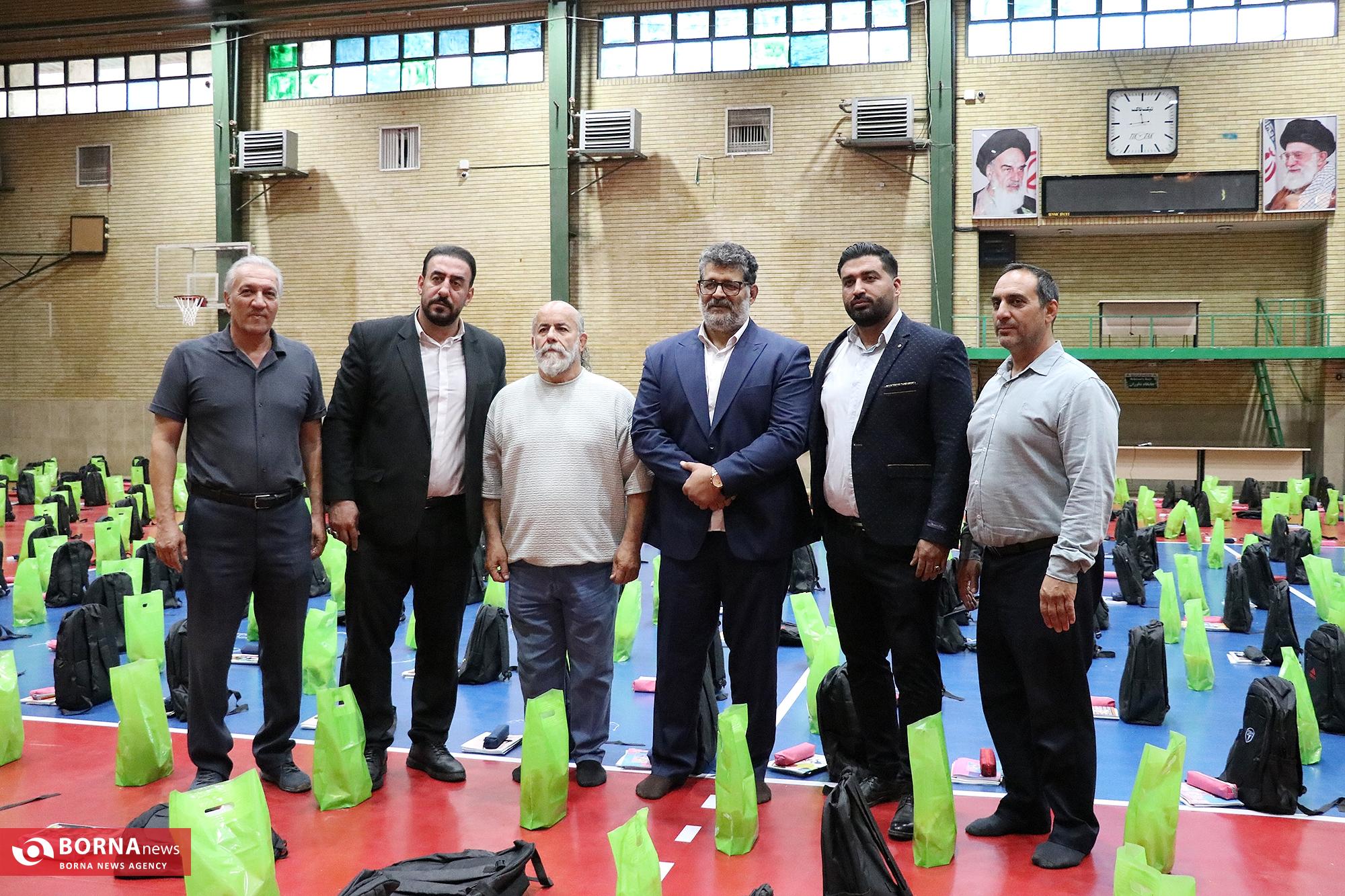 توزیع بسته های تحصیلی و معیشتی توسط خیریه دستان سبز اصفهان