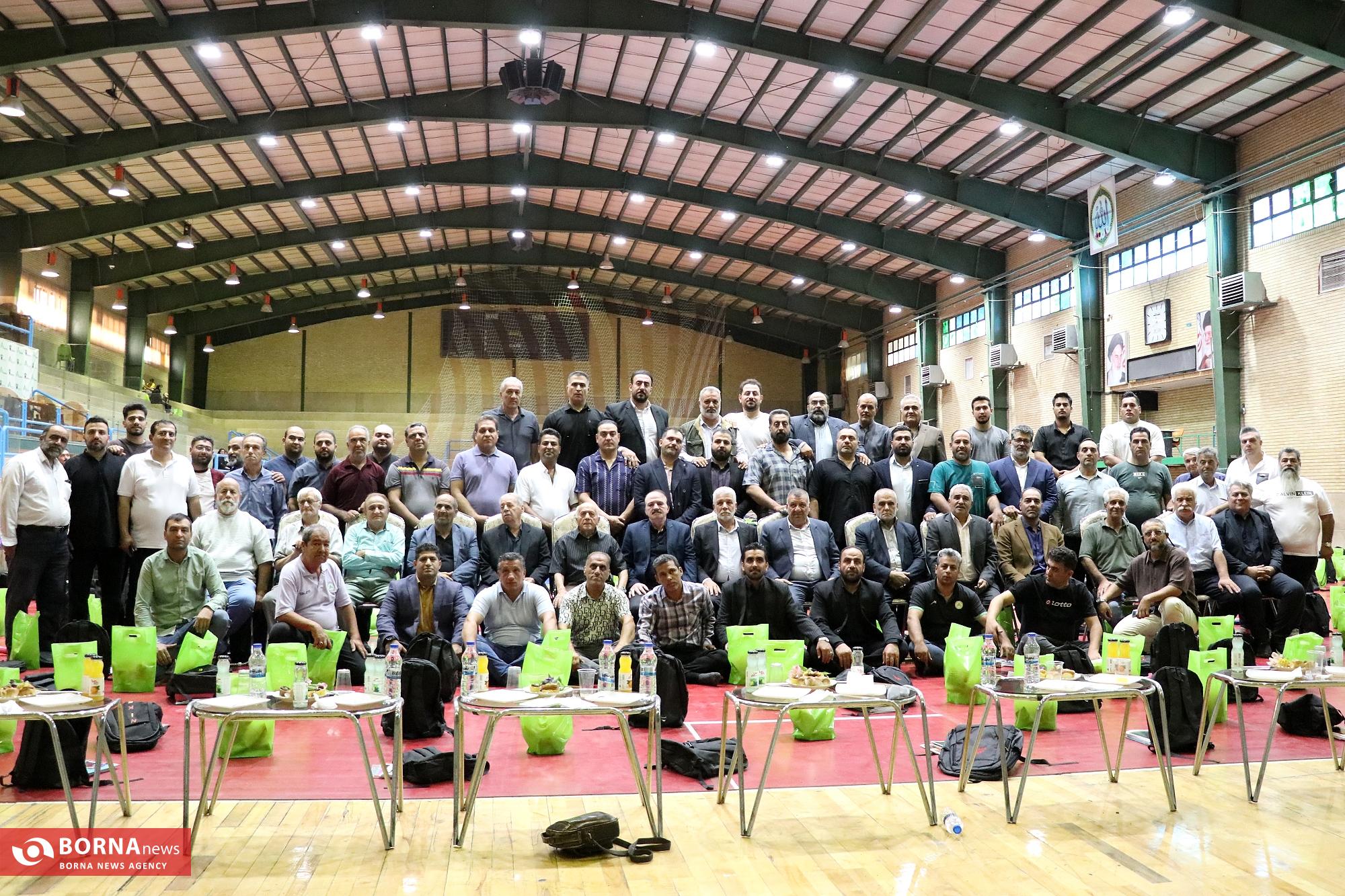 توزیع بسته های تحصیلی و معیشتی توسط خیریه دستان سبز اصفهان