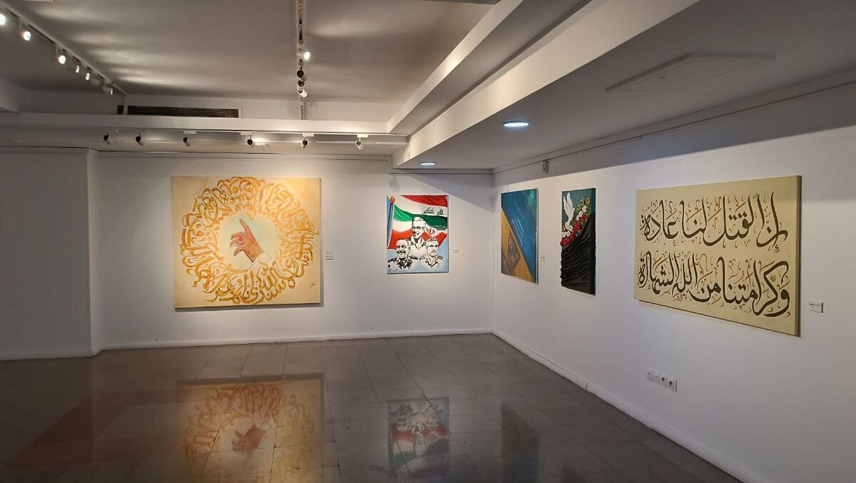 نمایشگاه «هنر در برابر جنگ» با یادی از شهید منصوره عالیخانی افتتاح شد 