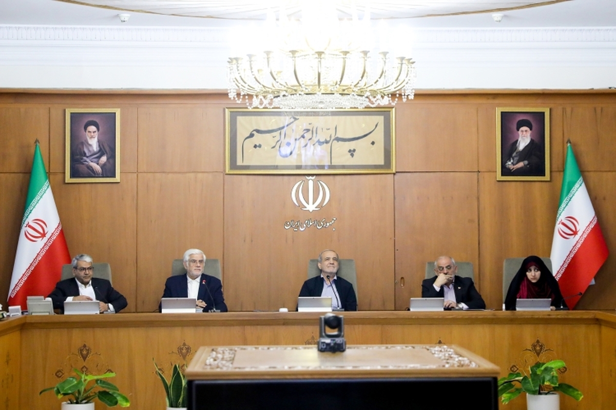 تشکر پزشکیان از الطاف و حمایت‌های رهبر معظم انقلاب از دولت/ تنها راه خنثی‌سازی توطئه‌های دشمن علیه همدلی مردم، خدمت‌رسانی بی‌وقفه است