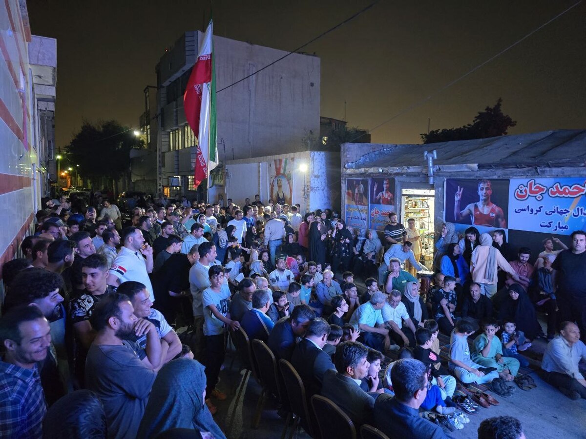 لحظه شماری مشهدی‌ها برای حضور احمد محمدنژاد جوان بر روی تشک فینال قهرمانی کشتی آزاد جهان+فیلم