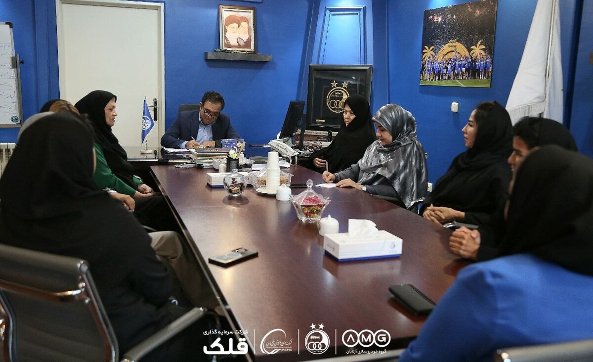 نشست اعضای مدیریتی و فنی تیم‌های بانوان استقلال با تاجرنیا