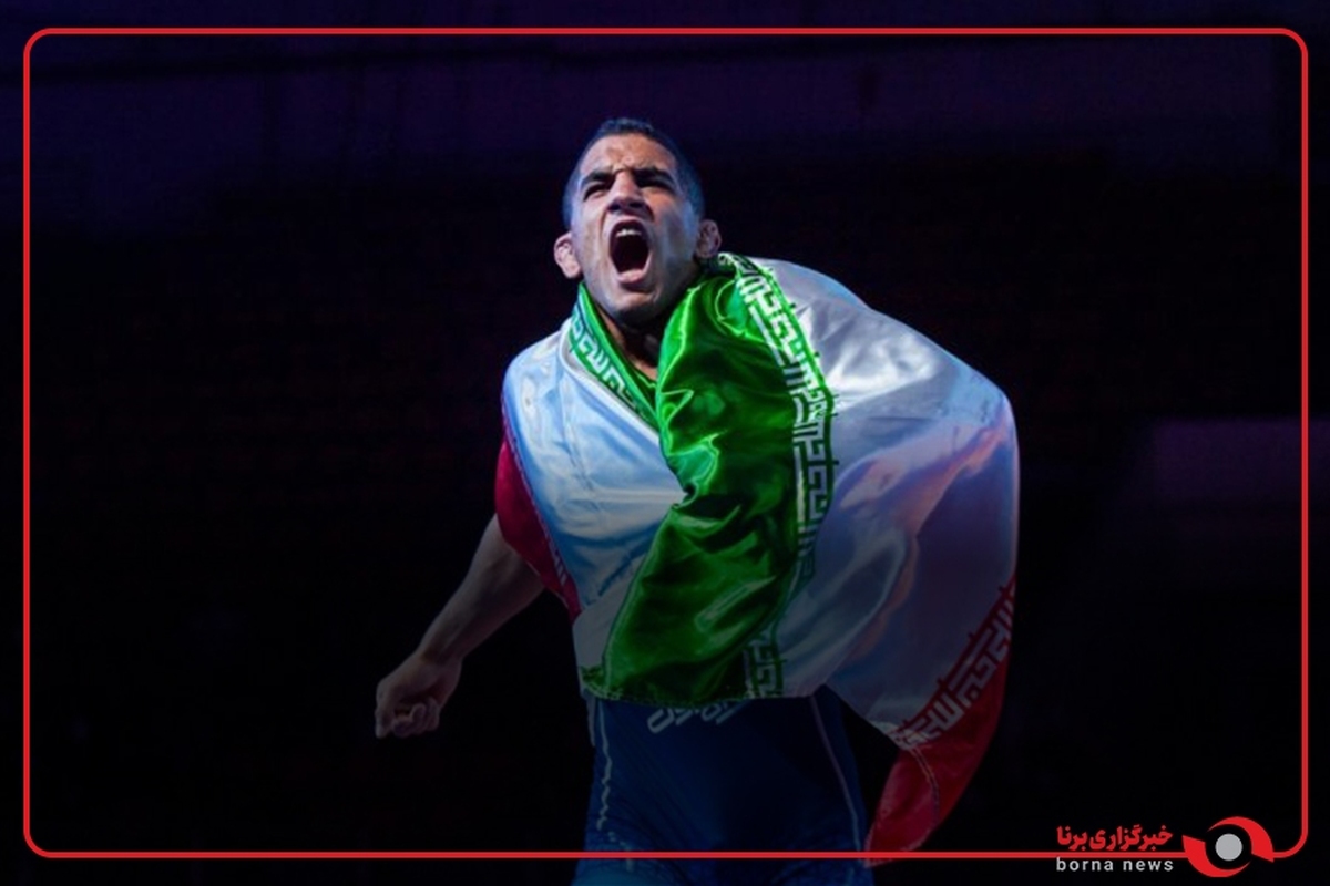 دور افتخار قهرمانی با پرچم ایران