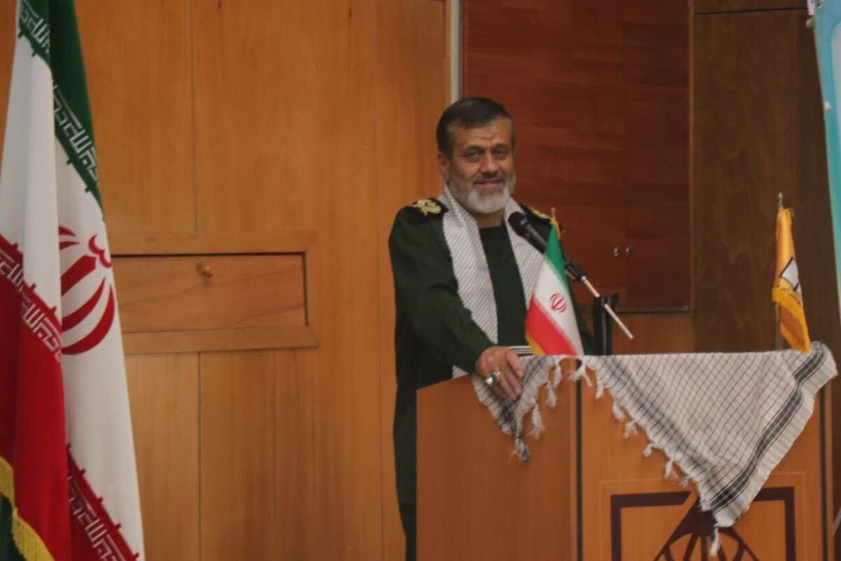 دانش آموزان فرماندهان فردای ایران اسلامی هستند