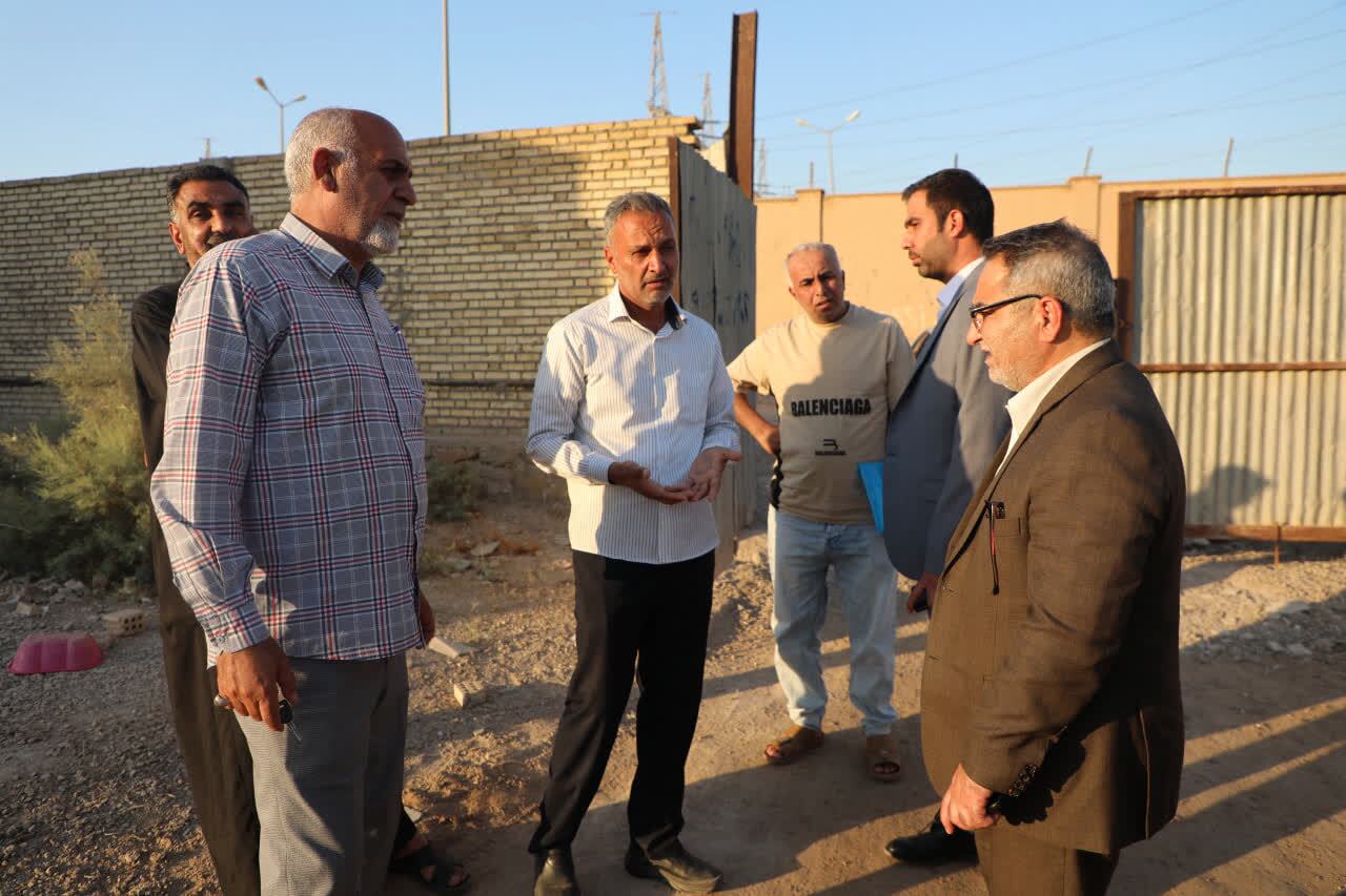 معاون استاندار خوزستان در بازدید از منطقه عین‌ دو اهواز: تکمیل پروژه‌های نیمه‌ تمام و اجرای طرح رفاه کارت فرهنگی در دستور کار قرار است