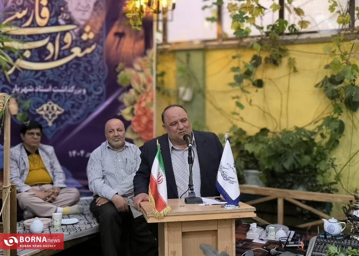 شاعران در بزنگاه‌های تاریخی امید و آرامش به جامعه بخشیده‌اند/ شعر چراغ راه فرهنگ و ادب