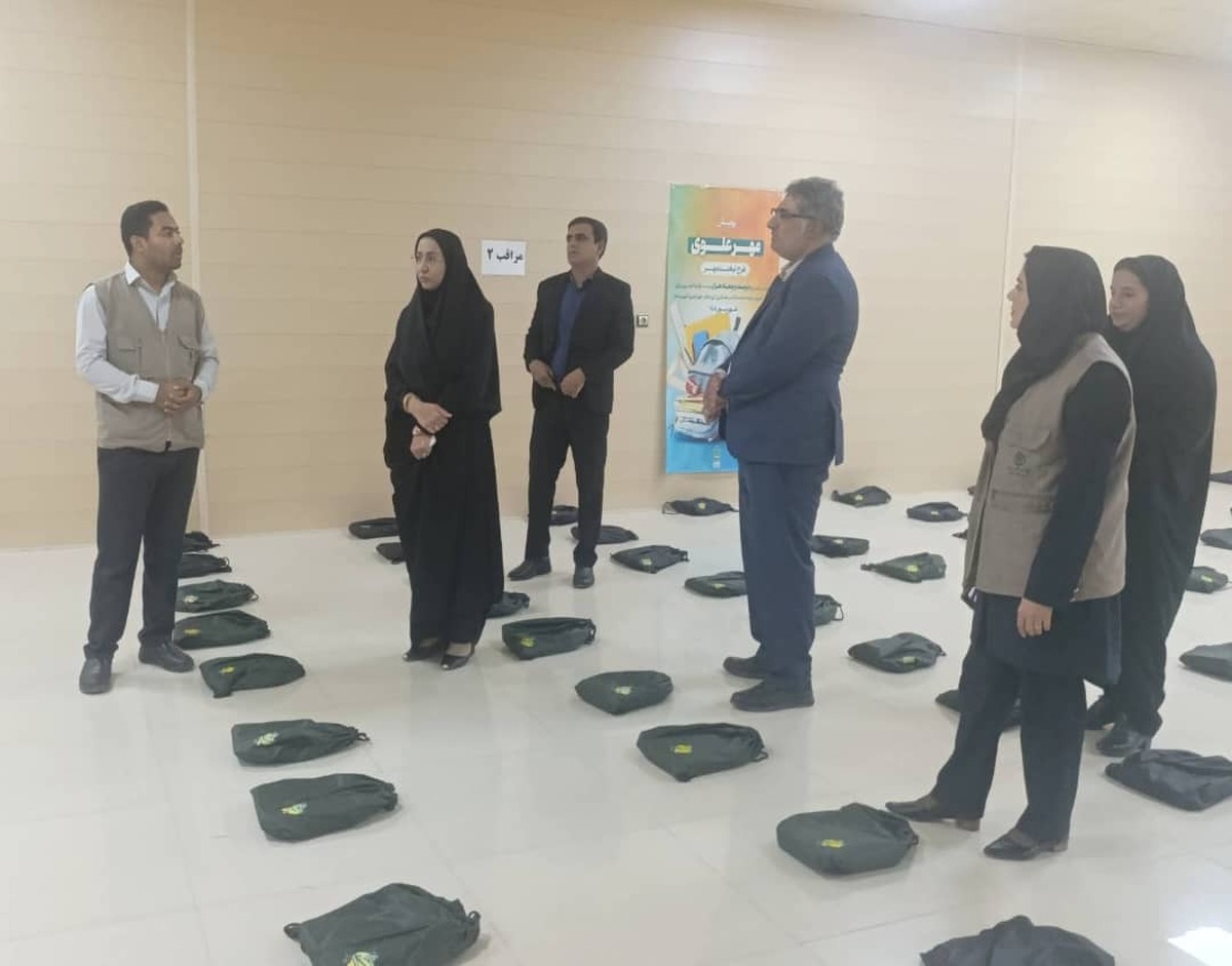 آغاز پویش ملی «مهر علوی» در میناب با توزیع ۴۷۱۰ بسته نوشت‌افزار میان دانش‌آموزان نیازمند