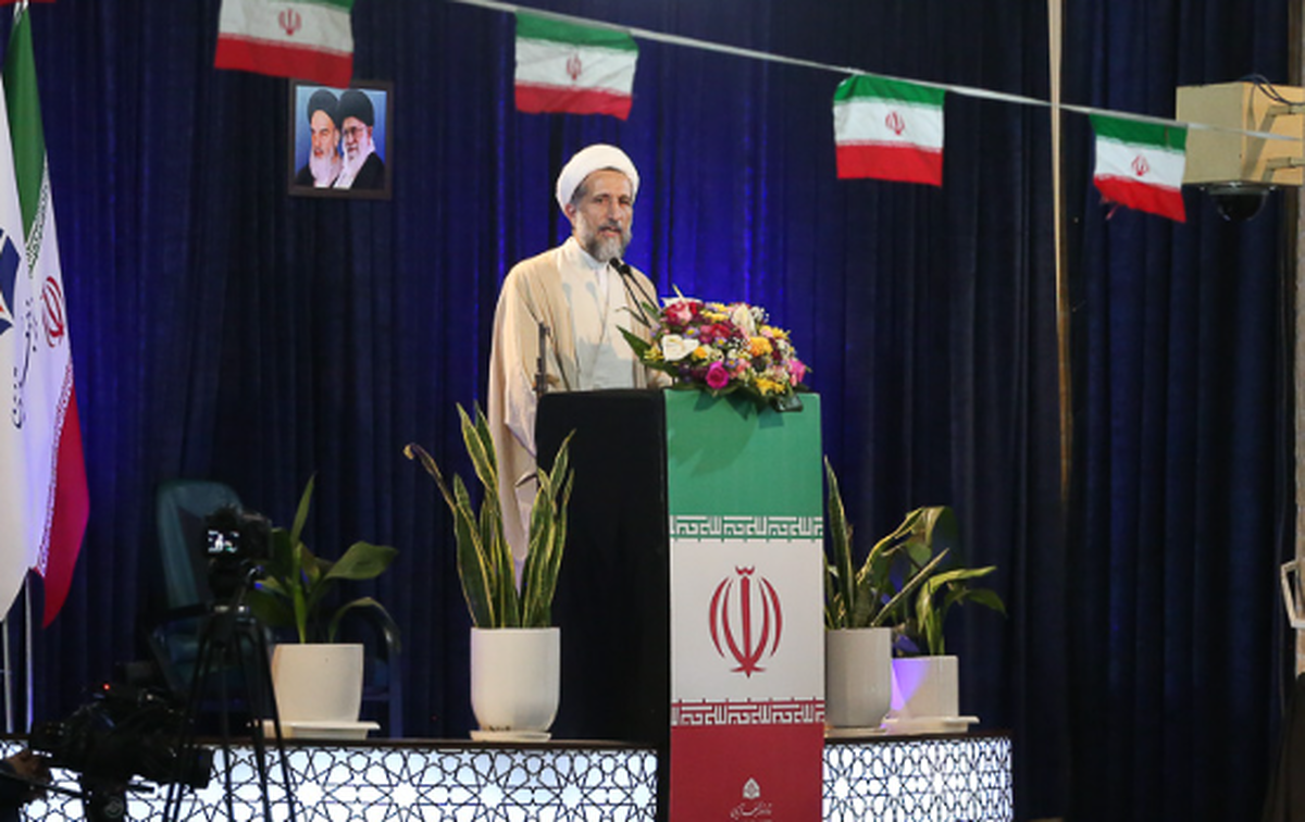 مدیران و نیروهای نظامی بایستی از سیاست زدگی و جناح‌ بازی پرهیز کنند