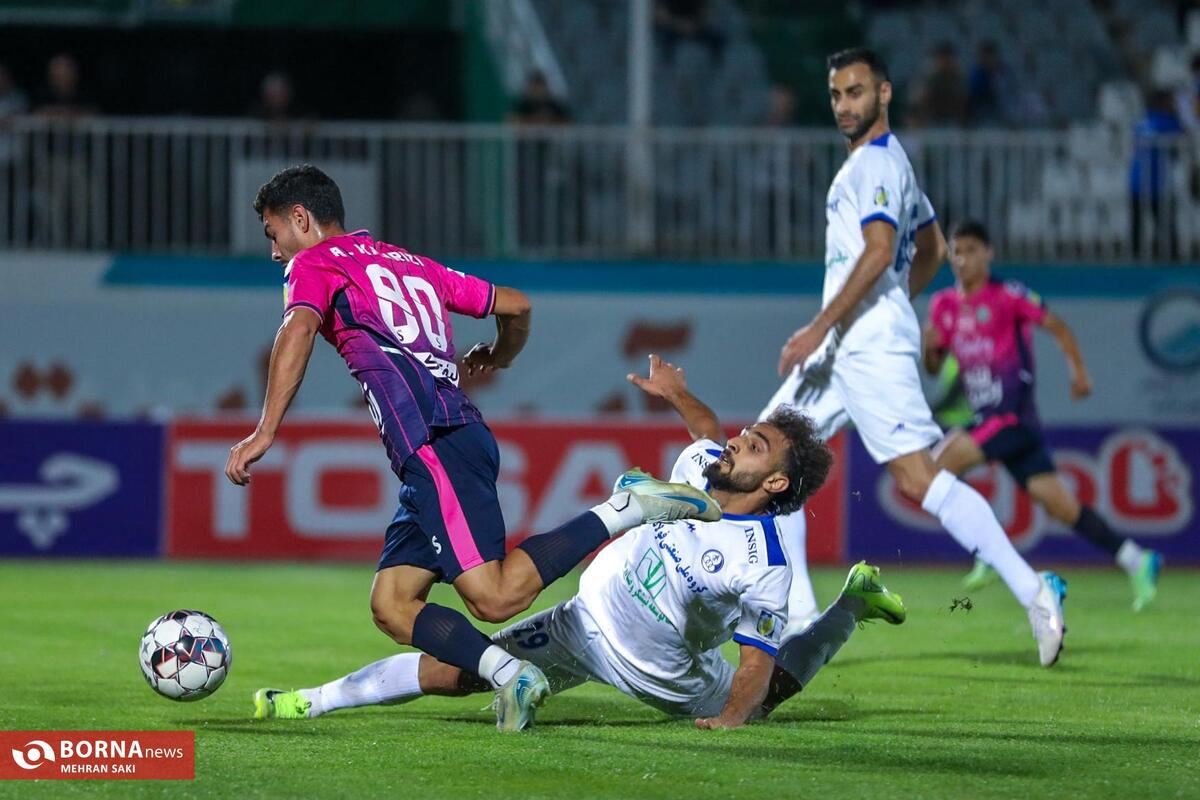 دیدار تیم های فوتبال آلومینیوم- استقلال خوزستان
