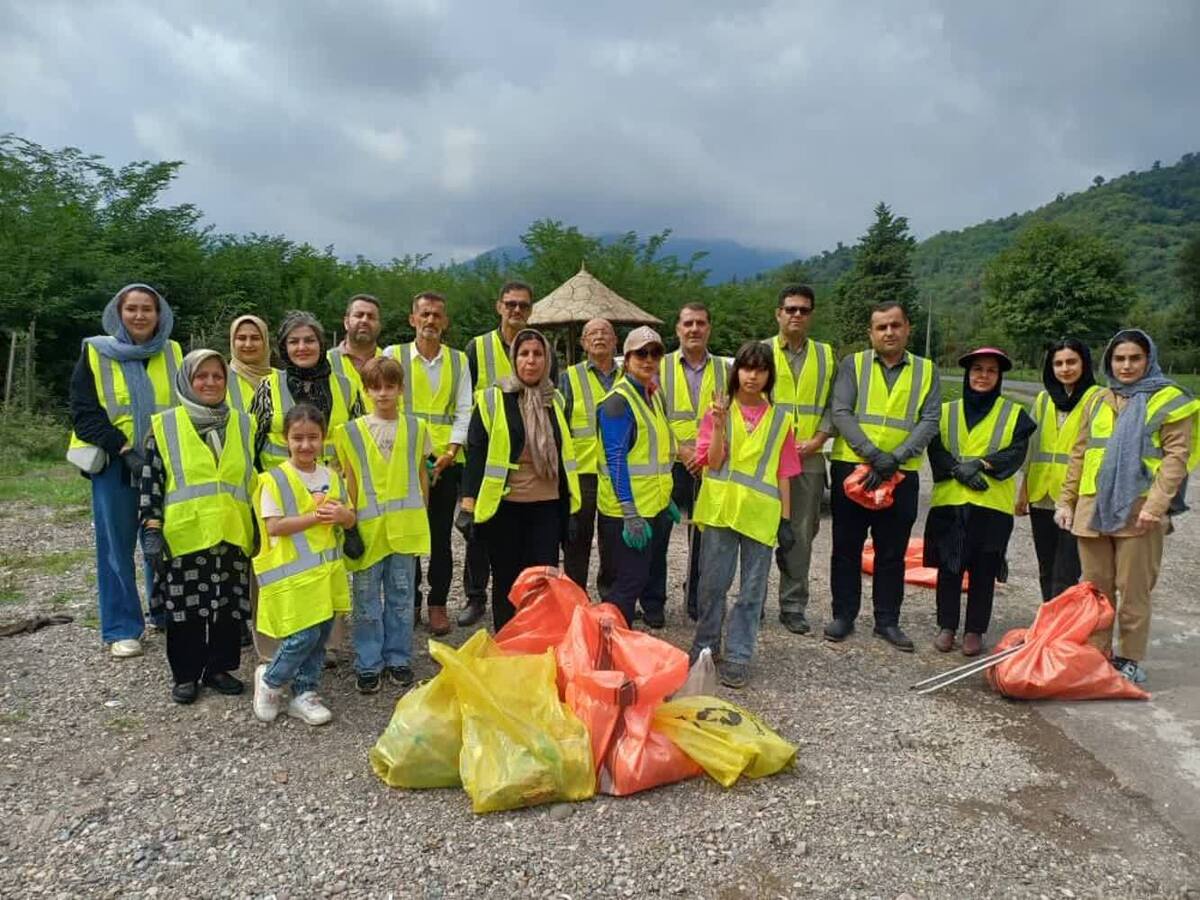 پاکسازی ۵۰۰ کیلو زباله خشک در روستای توسه کله آلیان فومن