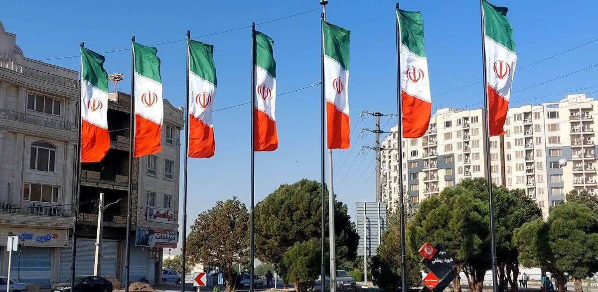 هفت پایه پرچم ۹ متری در ضلع غربی میدان مادر قزوین برافراشته شد