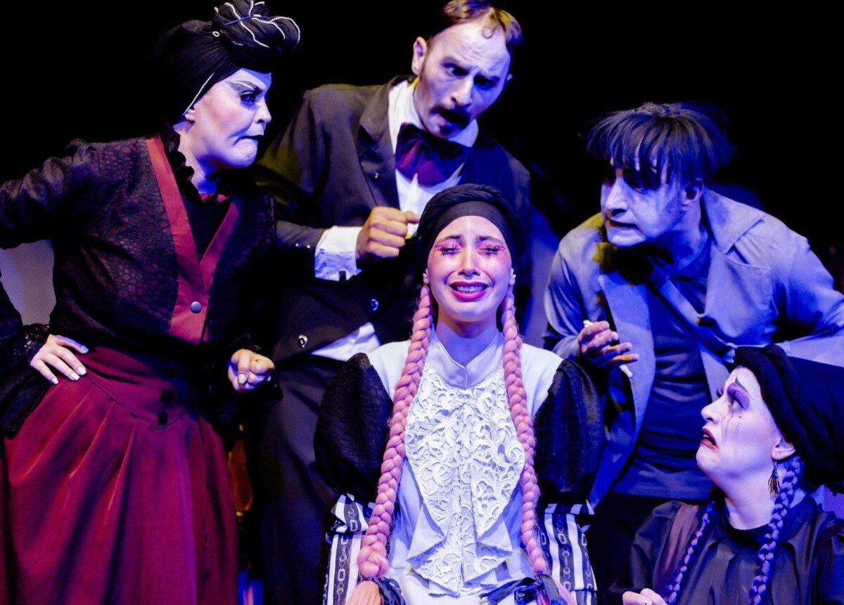 نمایش «مغازه خودکشی» تمدید شد