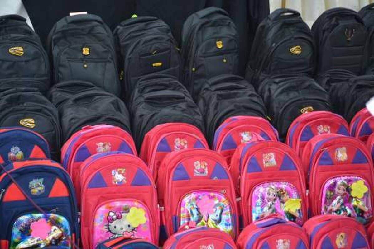 اهداء 400 بسته لوازم التحریر توسط خیر تاکستانی به دانش آموزان تحت حمایت کمیته امداد