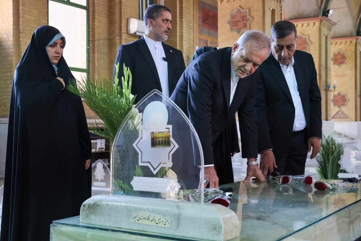 پزشکیان و اعضای هیئت دولت به مقام رفیع شهیدان ادای احترام کردند