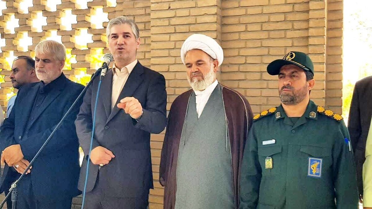 آغاز برنامه‌های هفته دولت با آیین گلباران و عطرافشانی مزار شهدا در پاکدشت