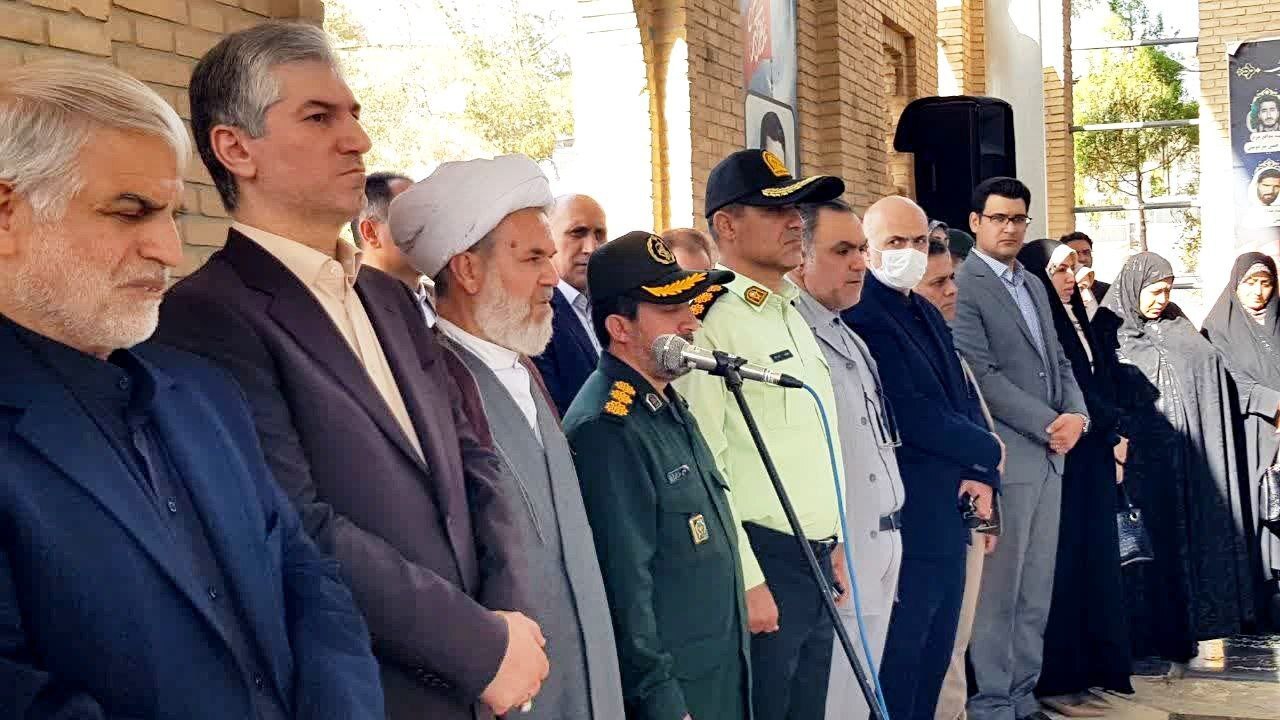 آغاز برنامههای هفته دولت با آیین گلباران و عطرافشانی مزار شهدا در پاکدشت آغاز برنامههای هفته دولت با آیین گلباران و عطرافشانی مزار شهدا در پاکدشت