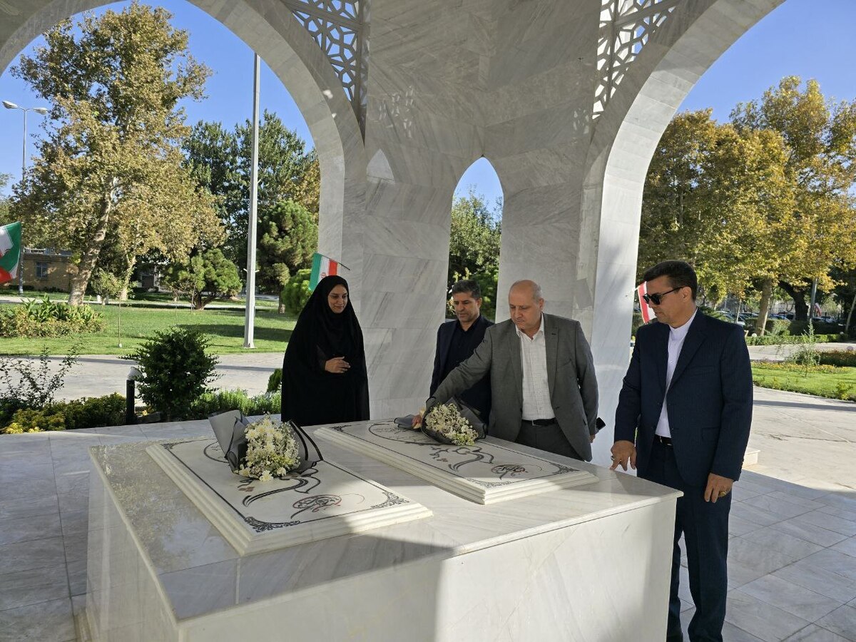 غبارروبی مزار شهدای گمنام استانداری خراسان رضوی با حضور معاون وزیر ورزش و جوانان+فیلم