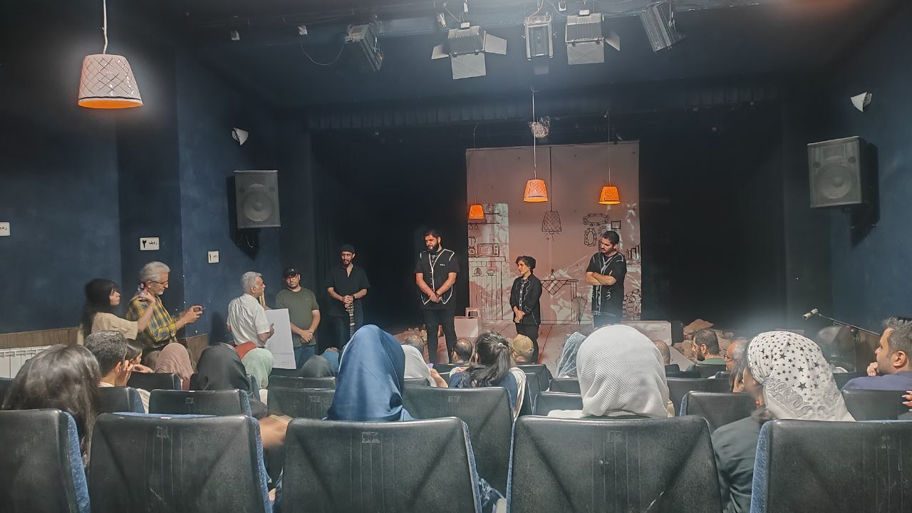 نخستین روایت عاشقانه «آ» روی صحنه رفت نخستین روایت عاشقانه «آ» روی صحنه رفت