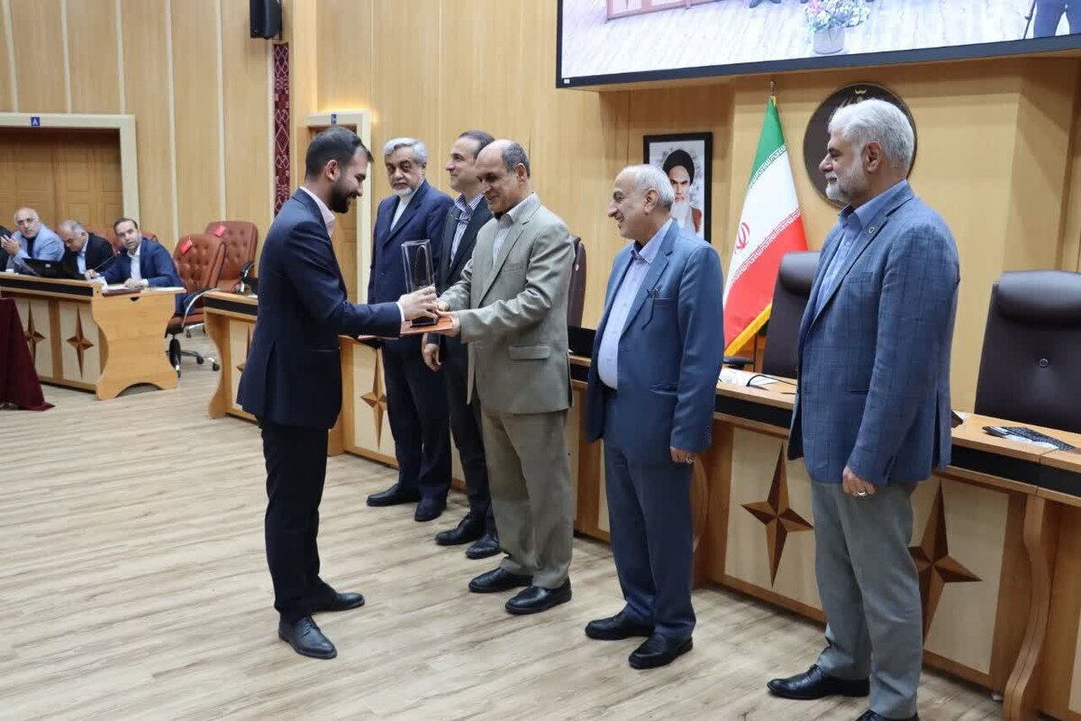 تجلیل از ۲۲ واحد صنعتی و معدنی نمونه استان/ رشد ۵۳۰ درصدی سرمایه‌گذاری صنعتی در استان