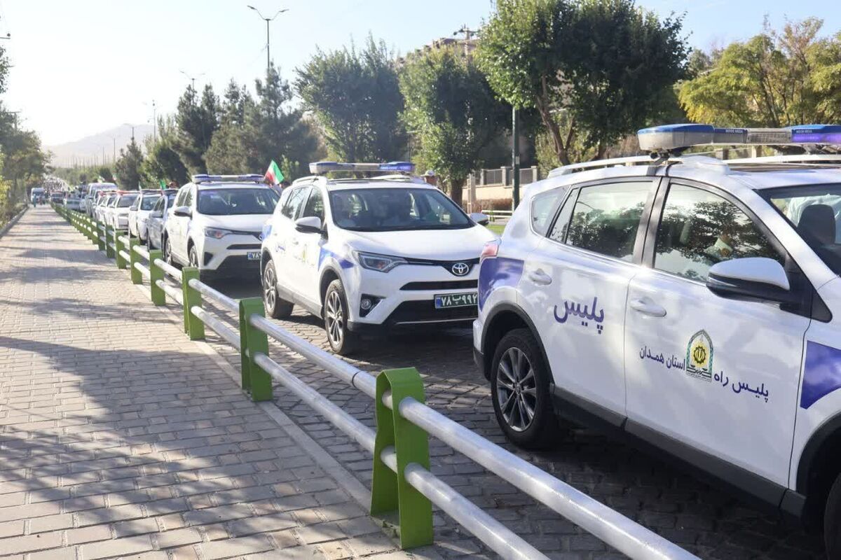 رژه خودرویی نیروهای نظامی در همدان برگزار شد