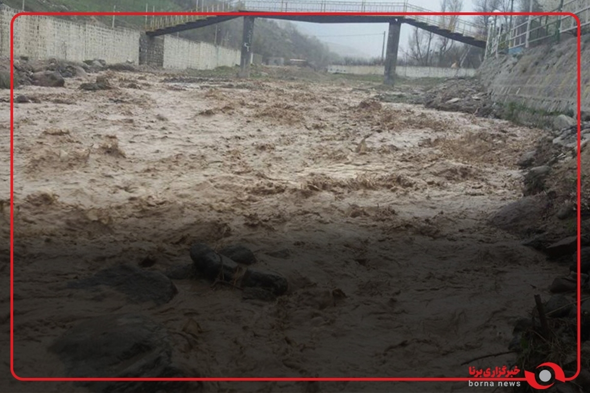 لحظه نجات مرد گرفتار در طغیان رودخانۀ تنکابن