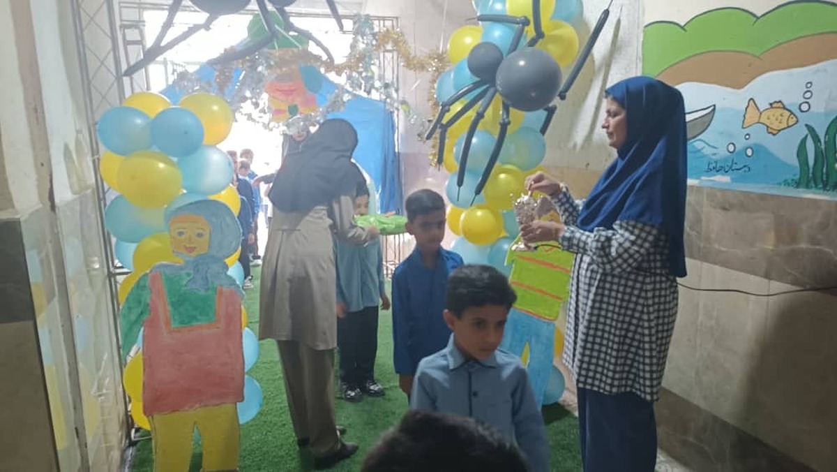 آغاز سال تحصیلی در سایه یاد شهدا کلاس اولی‌های مینابی زنگ مهر را نواختند