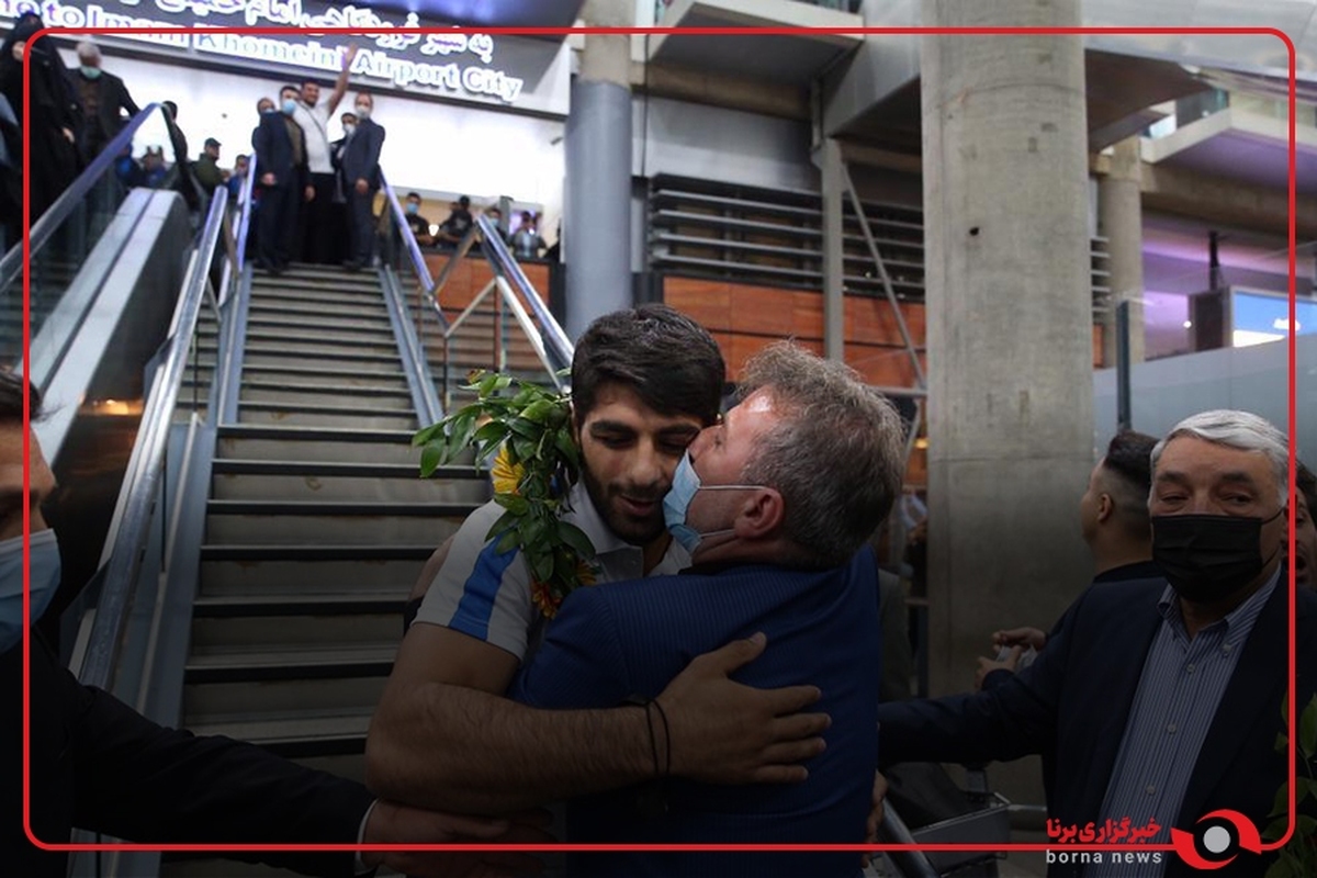 شور و شوق مردم ایران در استقبال از فرنگی‌کاران قهرمان