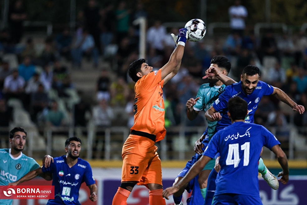 دیدار تیم‌های فوتبال پیکان - استقلال خوزستان
