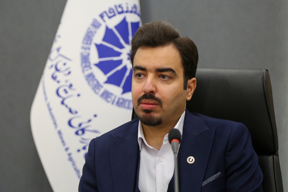 اتاق قم در دوره دهم برنامه‌های توسعه صنعتی و صادراتی استان را دنبال می‌کند/  جهش ۶۵ درصدی صدور کارت بازرگانی و ارتقای رتبه اتاق قم در ارزیابی ملی