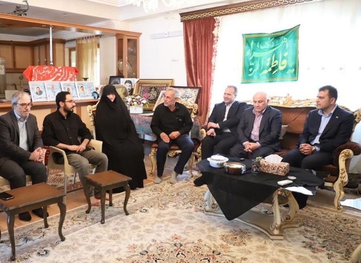 دیدار معاون علمی رئیس‌جمهور و استاندار مازندران با خانواده شهید نخبه علمی محمدرضا ذاکریان