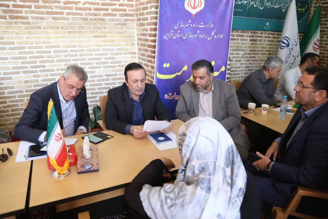 تاکید استاندار قزوین بر وحدت ملی در نماز جمعه تاکید استاندار قزوین بر وحدت ملی در نماز جمعه