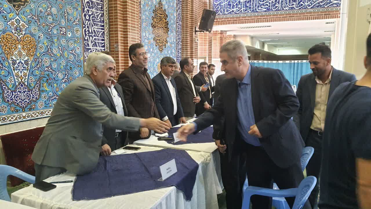 تجلیل از فرماندار پردیس در نماز جمعه این هفته شهرستان تجلیل از فرماندار پردیس در نماز جمعه این هفته شهرستان