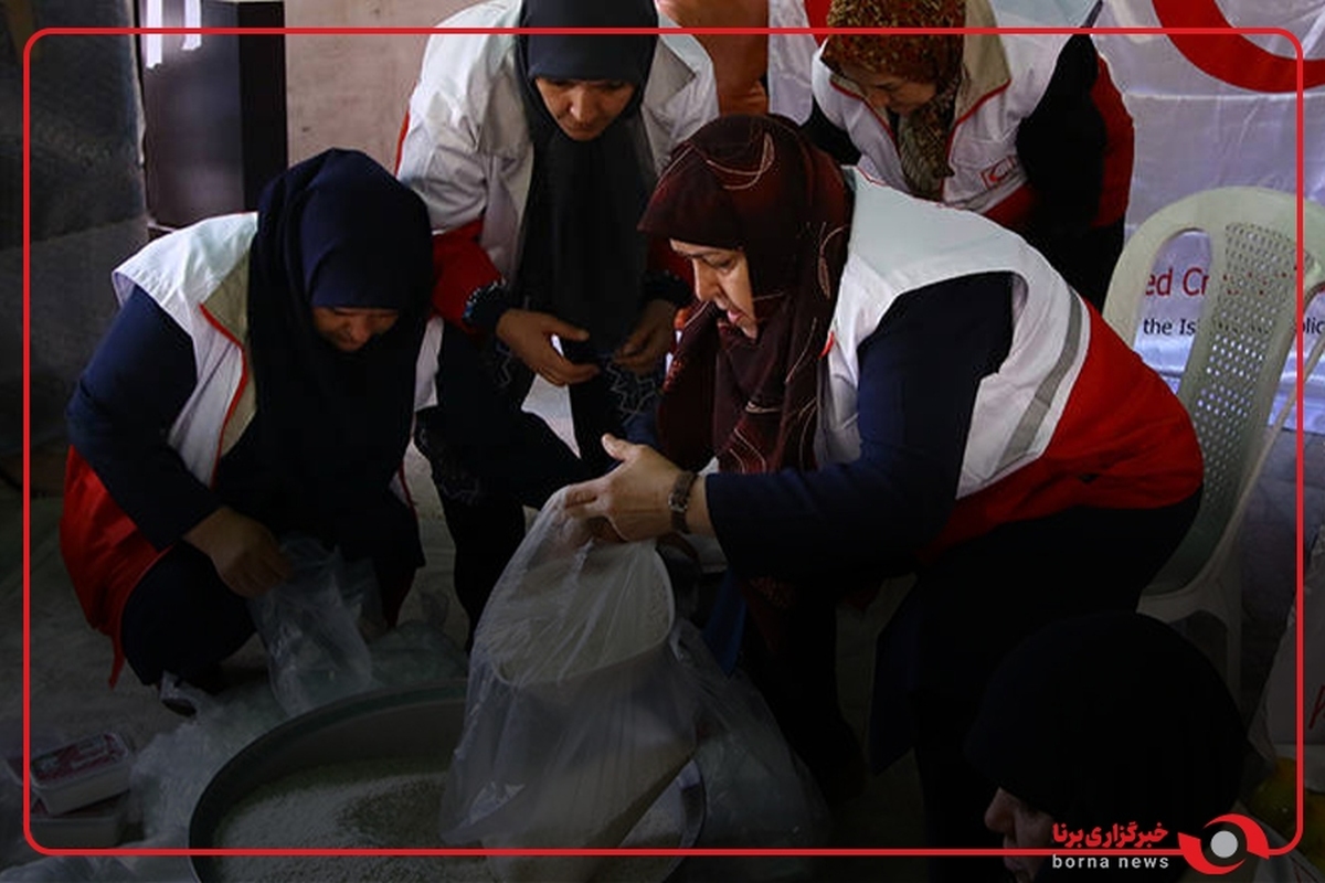 پخت و توزیع غذای گرم و بسته‌های معیشتی هلال احمر ايران میان مردم مظلوم غره