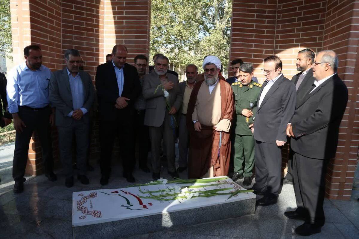 استاندار قزوین به مقام شهدی شهرستان البرز ادای احترام کرد