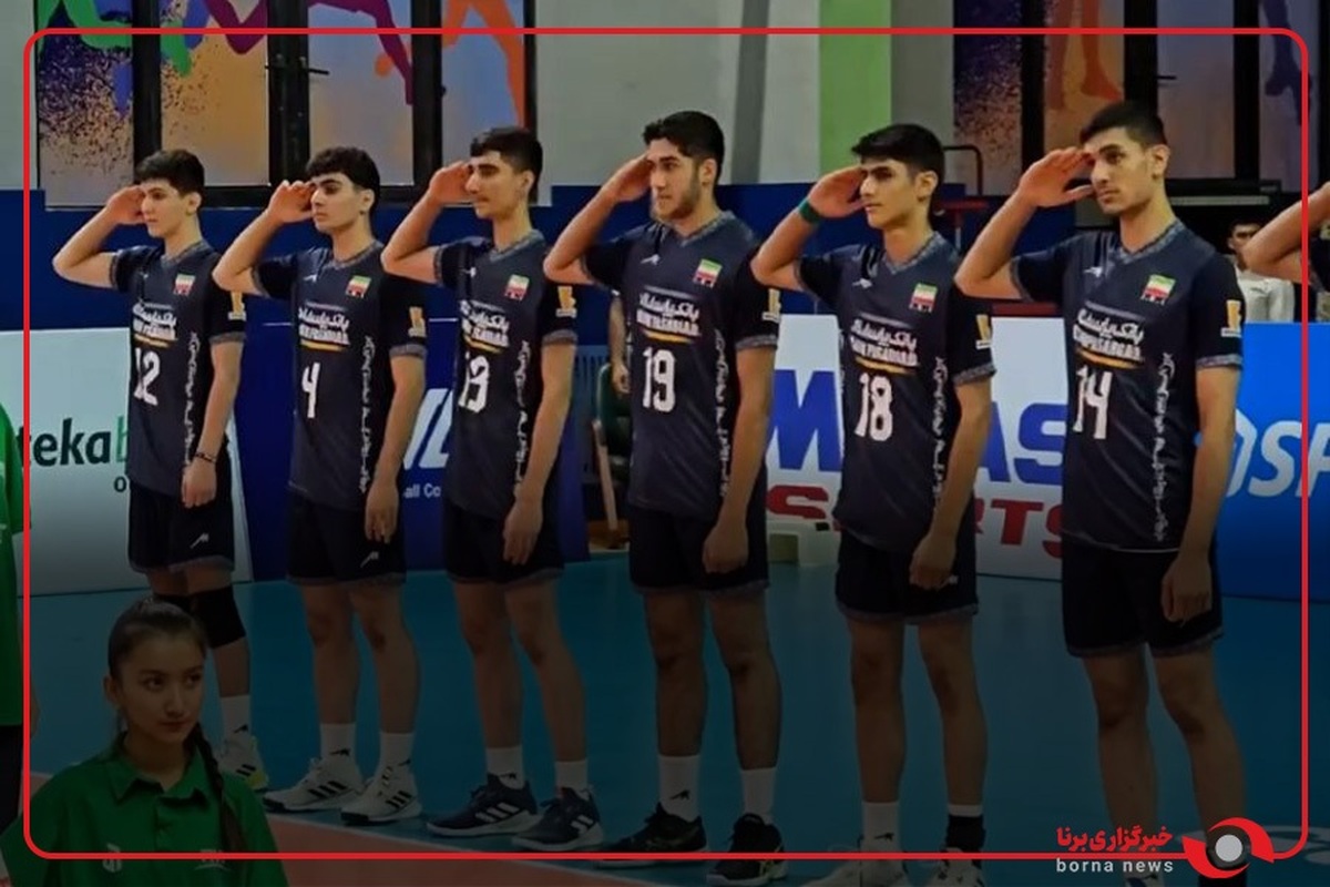 سلام نظامی جوانان والیبال ایران روی سکوی قهرمانی به احترام «پرچم ایران»