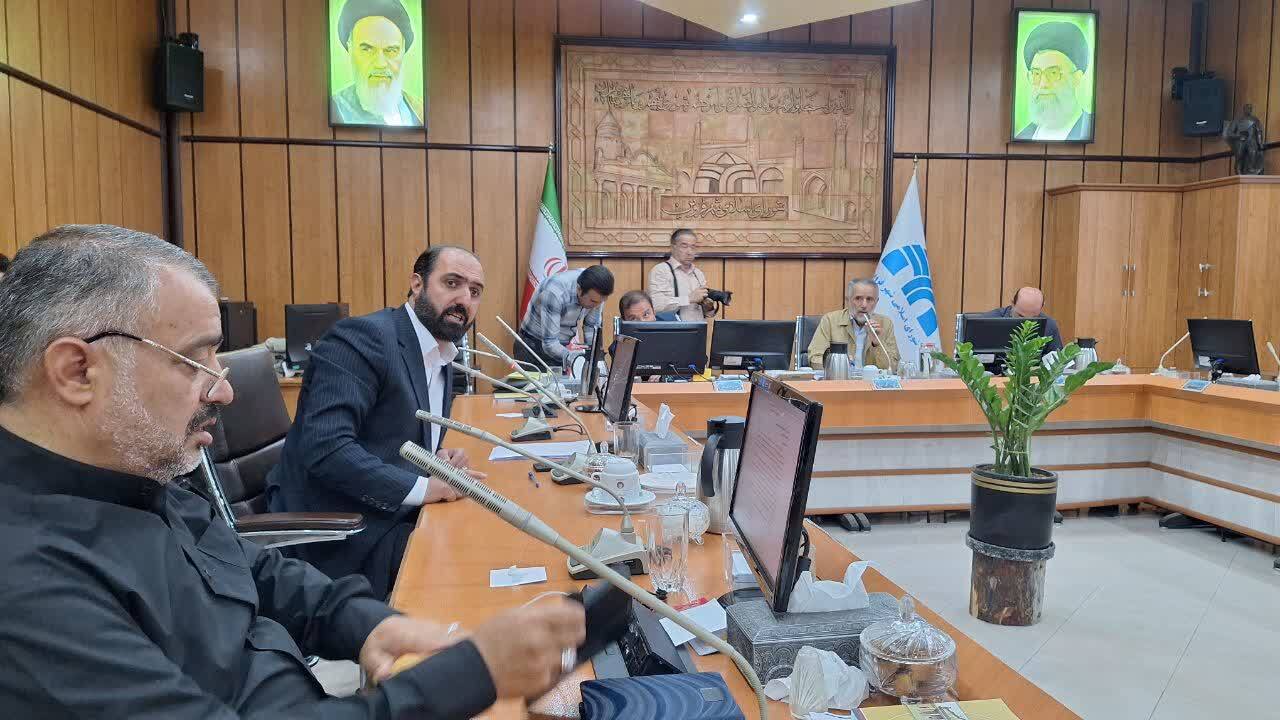 آن مرد با چماق آمد/ فریادی با تاخیر چهارساله در شورای شهر قزوین/ درخواست مخالفان شهردار برای استعفا 