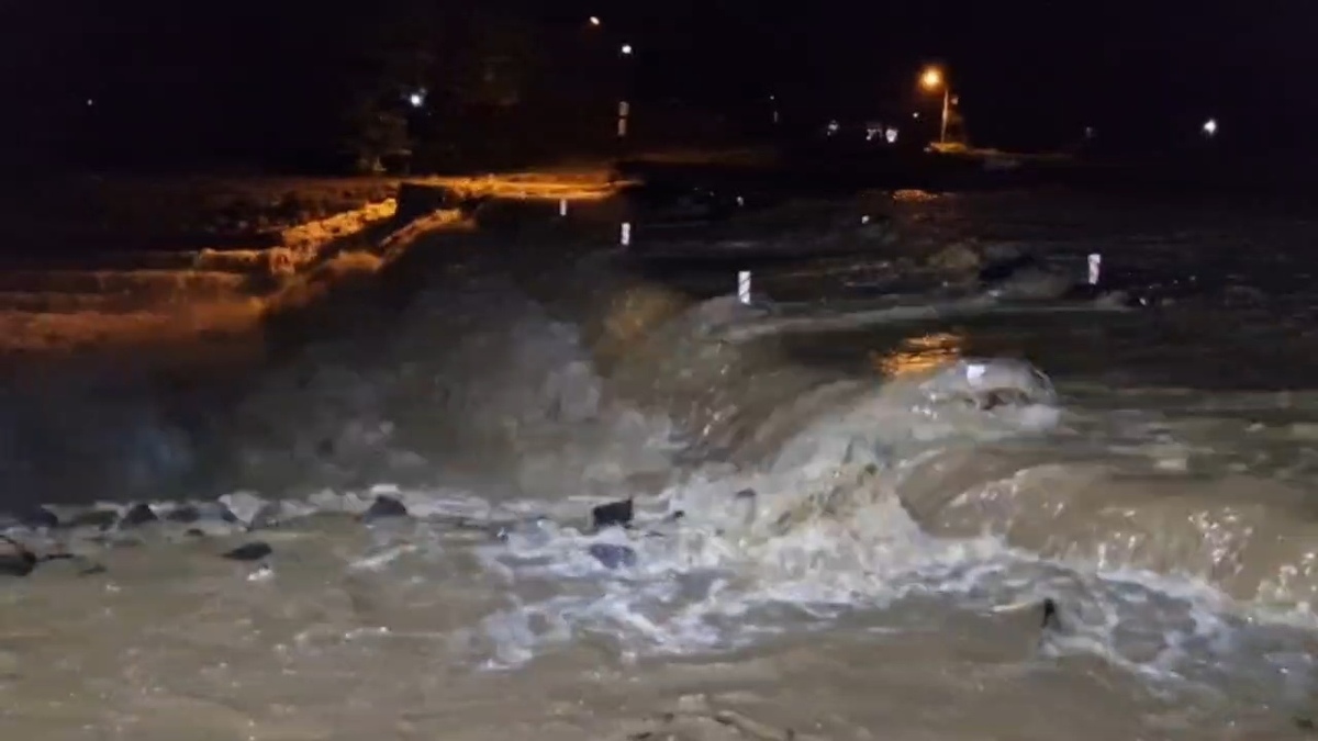 طغیان رودخانه شمرود سیاهکل و مسدود شدن راه ۷ روستا